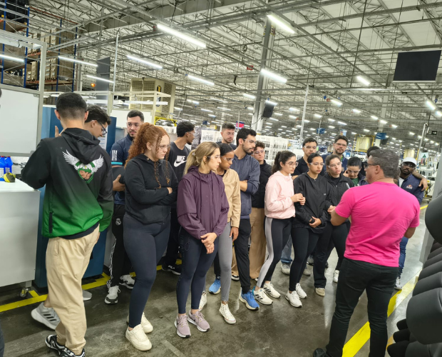 Alunos do curso de Educao Fsica realizam visitas tcnicas na empresa ADIENT